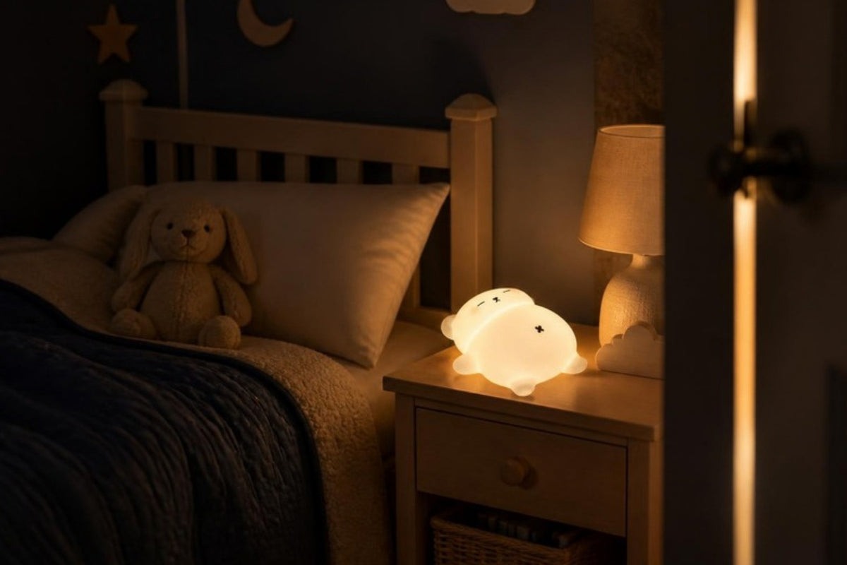Chambre d'enfant rassurante la nuit, porte entrouverte, veilleuse ourson allumée